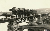 Железная дорога (поезда, паровозы, локомотивы, вагоны) - Паровоз типа 52 на мосту восстановленном бойцами ВЭО-5