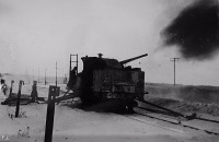 Железная дорога (поезда, паровозы, локомотивы, вагоны) - 130мм орудие установленное на железнодорожную платформу ведет огонь по противнику