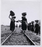 Железная дорога (поезда, паровозы, локомотивы, вагоны) - Женщины возвращаются с рынка