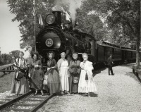 Железная дорога (поезда, паровозы, локомотивы, вагоны) - Пенсионерки и паровоз №12