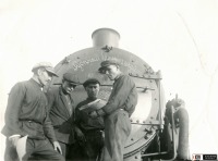 Железная дорога (поезда, паровозы, локомотивы, вагоны) - Комсомольцы Магнитки у одного из первых паровозов Горнорудного управления