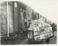 Железная дорога (поезда, паровозы, локомотивы, вагоны) - Погрузка газет для отправки во фронтовые части