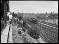 Железная дорога (поезда, паровозы, локомотивы, вагоны) - Дети ожидают 