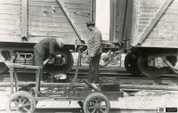 Железная дорога (поезда, паровозы, локомотивы, вагоны) - Ручная дрезина и осмотрщики вагонов за обслуживанием вагонных букс