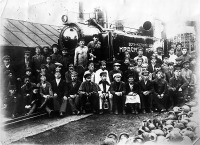 Железная дорога (поезда, паровозы, локомотивы, вагоны) - Групповое фото у танк-паровоза на Верх-Исетском заводе 