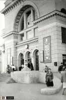 Железная дорога (поезда, паровозы, локомотивы, вагоны) - Памятное фото перед вокзалом ст.Сталино