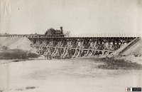 Железная дорога (поезда, паровозы, локомотивы, вагоны) - Грузовой поезд на временном деревянном мосту  через р.Тобол близ ст.Курган