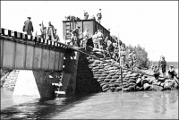 Железная дорога (поезда, паровозы, локомотивы, вагоны) - Восстановление разрушенного японцами моста