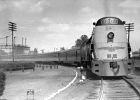Железная дорога (поезда, паровозы, локомотивы, вагоны) - Паровоз-стримлайнер с поездом отправляется из Мемфиса