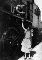 Железная дорога (поезда, паровозы, локомотивы, вагоны) - Машинист и девушка