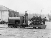 Железная дорога (поезда, паровозы, локомотивы, вагоны) - Узкоколейный танк-паровоз транспортирует двигатель британского танка