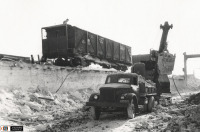 Железная дорога (поезда, паровозы, локомотивы, вагоны) - Перегрузка глины в самосвал из полувагона