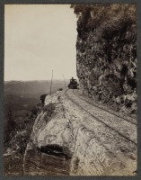 Железная дорога (поезда, паровозы, локомотивы, вагоны) - Поезд на краю обрыва кораллового рифа в Коломбо