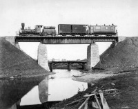 Железная дорога (поезда, паровозы, локомотивы, вагоны) - Поезд на мосту через реку Явенга
