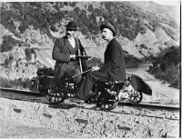 Железная дорога (поезда, паровозы, локомотивы, вагоны) - Охотники на кроликов на ручной дрезине