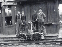 Железная дорога (поезда, паровозы, локомотивы, вагоны) - Железнодорожные рабочие на ручной дрезине