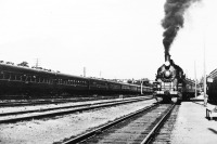 Железная дорога (поезда, паровозы, локомотивы, вагоны) - Поезд-экспресс Москва-Сталинабад прибывает на первый путь