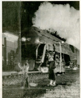 Железная дорога (поезда, паровозы, локомотивы, вагоны) - Минни Тейт и Терри Френд встречают 42 поезд в Макс Медоуз