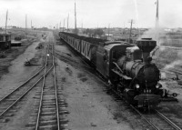 Железная дорога (поезда, паровозы, локомотивы, вагоны) - Узкоколейный паровоз Кв4-640 с составом торфа