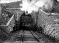 Железная дорога (поезда, паровозы, локомотивы, вагоны) - Паровоз серии Ы.554 выходит из тоннеля