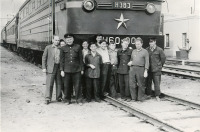 Железная дорога (поезда, паровозы, локомотивы, вагоны) - Электровоз Н60 – 002 (Н383). Бригада по обслуживанию состава.