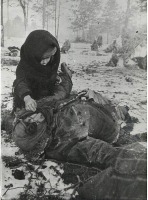 Войны (боевые действия) - Советский ребенок рядом с убитой матерью.