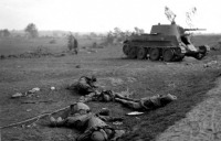Войны (боевые действия) - После боя. Погибшие красноармейцы и подбитый танк БТ