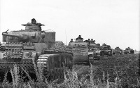 Войны (боевые действия) - Колонна немецких танков PzKpwf III движется к полю боя. Курская дуга.