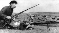 Войны (боевые действия) - партизаны на позиции вооруженные винтовками и пулеметом ДП
