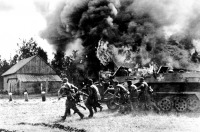 Войны (боевые действия) - Немецкая мотопехота продвигается по горящей русской деревне 26 июня 1941 года.