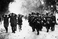 Войны (боевые действия) - Советские военнопленные и колонна нацистов