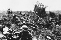 Войны (боевые действия) - Нацистские войска на позициях во время боя на подступах к Киеву.