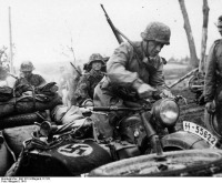 Войны (боевые действия) - Стрелок-мотоциклист дивизии СС «Тотенкопф»