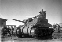 Войны (боевые действия) - Советские войска на американских танках вступают в освобожденный город Вязьма