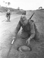 Войны (боевые действия) - Cапёры обезвреживают немецкие противотанковые мины