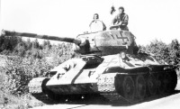 Войны (боевые действия) - Финские танкисты совершают марш на трофейном советском танке Т-34-85 в окрестностях Лаппеэнранта