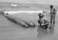 Войны (боевые действия) - Немецкая управляемая торпеда «Негер», выброшенная на берег пляжа в Анцио