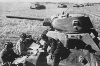 Войны (боевые действия) - Полковник Баранов у танка Т-34 указывает боевой рубеж танкистам своей части