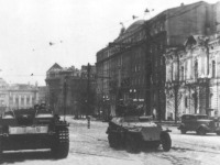 Войны (боевые действия) - Гитлеровские самоходные орудия на одной из улиц города Харькова