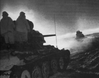 Войны (боевые действия) - Советские танки Т-34 с солдатами на броне на марше во время Среднедонской наступательной операции.