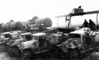 Войны (боевые действия) - Грузовики-бензовозы ГАЗ-ММ во время заправки на одной из станций под Сталинградом.