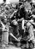 Войны (боевые действия) - Немецкие солдаты и офицеры пьют воду на подступах к Сталинграду. 1942 год.