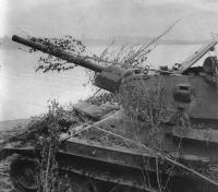 Войны (боевые действия) - Замаскированный советский танк Т-34-76 на восточном берегу Дона при обороне Сталинграда. Август 1942 года.