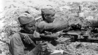 Войны (боевые действия) - Пулемётчики Кокарев и Зинченко ведут огонь из трофейного итальянского 6,5-мм пулемета Breda 1930. Район Дона, сентябрь 1942