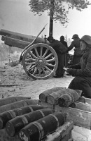 Войны (боевые действия) - Артиллерийский расчет у своего орудия на огневой позиции