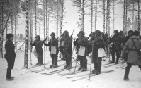 Войны (боевые действия) - Разведывательная группа лыжников получает задание командира перед отправлением в разведку