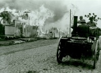 Войны (боевые действия) - Вид горящих домов в одной из деревень, занятой гитлеровцами