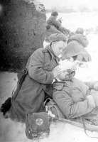 Войны (боевые действия) - Старшина медицинской службы Лисенко В.Ф. перевязывает раненого