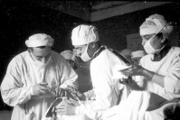 Войны (боевые действия) - Ведущий хирург, майор медицинской службы Гудков М.С. и врач-ассистент капитан медицинской службы Бирюков производят операцию раненому на медицинском пункте
