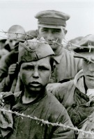 Войны (боевые действия) - Группа советских военнопленных за колючей проволокой